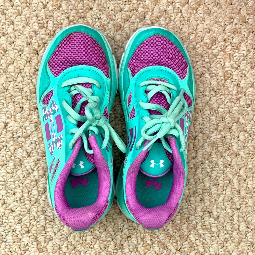 Under armour girls Sz 2.5